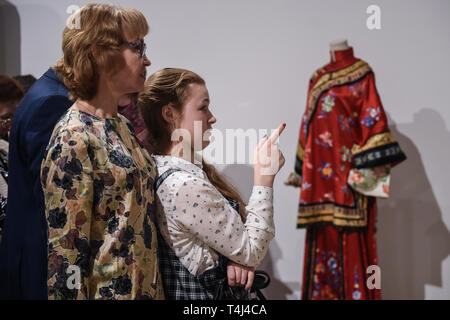 Moscou, Russie. Apr 16, 2019. Les visiteurs voir une exposition de mode soie chinoise au Centre culturel de la Chine à Moscou, Russie, le 16 avril 2019. L'exposition est présentée du 16 au 29 avril, montrant la soie chinoise 30 créations de mode de styles différents. Credit : Evgeny Sinitsyn/Xinhua/Alamy Live News Banque D'Images