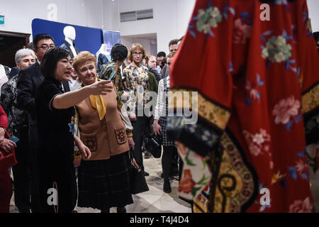 Moscou, Russie. Apr 16, 2019. Les visiteurs voir une exposition de mode soie chinoise au Centre culturel de la Chine à Moscou, Russie, le 16 avril 2019. L'exposition est présentée du 16 au 29 avril, montrant la soie chinoise 30 créations de mode de styles différents. Credit : Evgeny Sinitsyn/Xinhua/Alamy Live News Banque D'Images