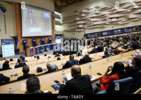 (190417) -- SARAJEVO, 17 avril 2019 (Xinhua) -- entreprises et les dirigeants politiques participent à la 10e Conférence de l'investissement International Business Forum à Sarajevo Sarajevo, Bosnie-et-Herzégovine, le 17 avril 2019. La 10e Conférence de l'investissement International Business Forum Sarajevo (SBF) a officiellement démarré en Bosnie-Herzégovine (BiH) de Sarajevo, le capital mercredi sous 'Une région une économie", slogan. Au cours de la cérémonie d'ouverture, le président de la présidence de la Bosnie-Herzégovine, Milorad Dodik, a souligné que la Bosnie-Herzégovine est un pays stable pour les entreprises. (Xinhua/Nedim Grabovica) Banque D'Images