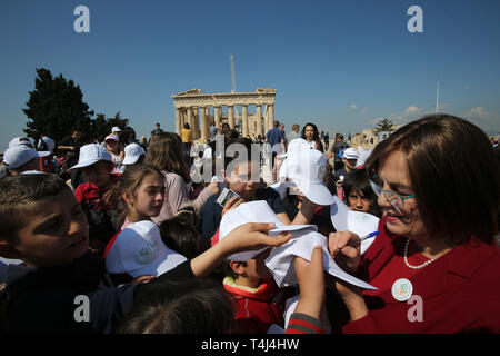 (190417) -- Athènes, 17 avril 2019 (Xinhua) -- le ministre grec de la Culture et des Sports Myrsini Zorba (1R) les panneaux pour étudiants devant le Parthénon au cours d'une visite guidée spéciale de l'Acropole à Athènes, Grèce, le 17 avril 2019. La Grèce s'efforce de mettre ses jeunes plus près de patrimoine culturel et de transmettre aux générations futures le message de sa promotion et de la protection, ministre grec de la Culture et des Sports Myrsini Zorba, a déclaré mercredi à partir du haut de la colline de l'Acropole au centre d'Athènes. À l'occasion de la Journée Internationale des Monuments et Sites du patrimoine mondial (ou jour), c'est cele Banque D'Images