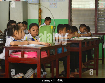 Vientiane, Laos. Mar 15, 2019. Les étudiants sont représentés dans une salle de classe de l'école primaire Ban Nongping à Vientiane, au Laos, le 15 mars, 2019. Ban Nongping Elementary School a été créé en 2013 avec l'aide de la Chine. Credit : Zhang Jianhua/Xinhua/Alamy Live News Banque D'Images