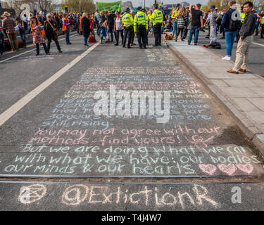 Londres, Royaume-Uni. 17 avr, 2019. Le festival se poursuit le Waterloo Bridge, que la police marche arrière pendant un certain temps - Jour 3 - des manifestants de rébellion d'Extinction plusieurs blocs de jonction à Londres dans le cadre de leur action de protestation à la demande par le gouvernement britannique sur le "climat" à. L'action fait partie d'une protestation coordonnée. Crédit : Guy Bell/Alamy Live News Banque D'Images