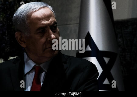 Jérusalem, Israël. 17 avril, 2019. Le Premier Ministre Benjamin Netanyahu rend une adresse après avoir reçu une lettre de nomination du président israélien Reuven Rivlin chargeant avec la formation du prochain gouvernement de coalition après le 9 avril 2019, élections. Le Likoud de Netanyahou a remporté 35 des 120 sièges du parlement européen à égalité avec le bleu et le blanc, mais a les meilleures chances de réussir à former une coalition sur la base de consultations du Président avec des représentants de tous les partis élus. Credit : Alon Nir/Alamy Live News Banque D'Images