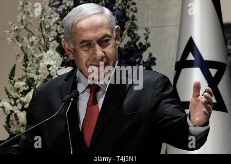 Jérusalem, Israël. 17 avril, 2019. Le Premier Ministre Benjamin Netanyahu rend une adresse après avoir reçu une lettre de nomination du président israélien Reuven Rivlin chargeant avec la formation du prochain gouvernement de coalition après le 9 avril 2019, élections. Le Likoud de Netanyahou a remporté 35 des 120 sièges du parlement européen à égalité avec le bleu et le blanc, mais a les meilleures chances de réussir à former une coalition sur la base de consultations du Président avec des représentants de tous les partis élus. Credit : Alon Nir/Alamy Live News Banque D'Images