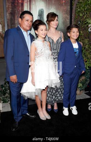 Raymond Cruz, Lynn Jaynee Kinchen, Linda Cardellini et Roman Christou aux arrivées de la Malédiction DE LA LLORONA Premiere, le Grauman's Egyptian Theatre, Los Angeles, CA, 15 avril 2019. Photo par : Priscilla Grant/Everett Collection Banque D'Images