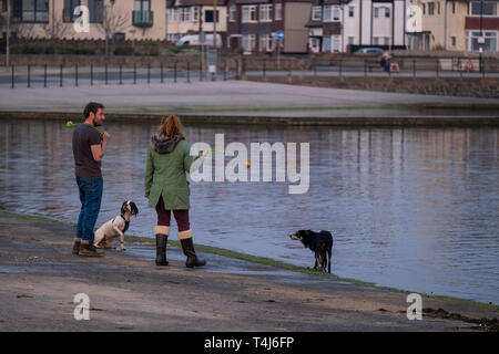 West Kirby, Wirral, UK. 17 avril, 2019. Les personnes bénéficiant d'une soirée à pied à l'ouest du lac marin dans le Wirral sur Kirby dans le nord-ouest de l'Angleterre le Mercredi, Avril 17, 2019 lorsque les températures sont à la hausse à venir du prochain week-end férié. Crédit : Christopher Middleton/Alamy Live News Banque D'Images