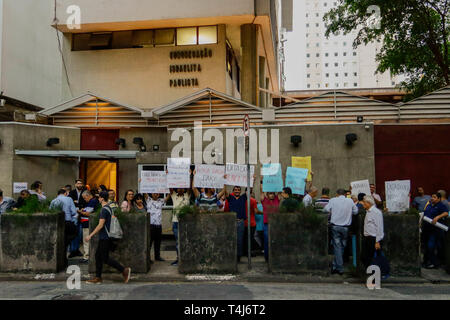 Sao Paulo, Brésil. 17 avr, 2019. Un groupe de personnes manifestent en faveur de la Cour suprême fédérale (STF) ministre, le mercredi après-midi (17) dans la région de Consolação à São Paulo. (Photo : Aloisio Mauricio/Fotoarena) Crédit : Foto Arena LTDA/Alamy Live News Banque D'Images