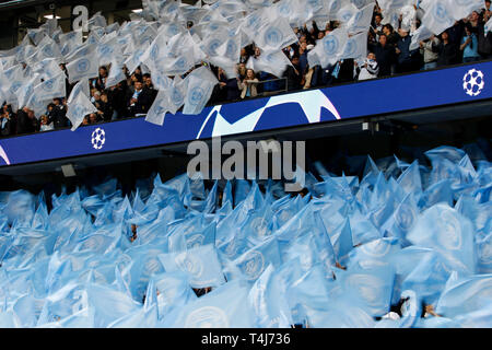 Manchester, UK. 17 avr, 2019. Manchester City fans avant le quart de finale de la Ligue des Champions match match retour entre Manchester City et Tottenham Hotspur à l'Etihad Stadium le 17 avril 2019 à Manchester, en Angleterre. (Photo de Daniel Chesterton/phcimages.com) : PHC Crédit Images/Alamy Live News Banque D'Images