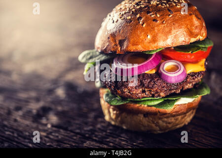 Burger de boeuf savoureux avec les feuilles d'épinards oignon Salade de tomate et de fromage Banque D'Images