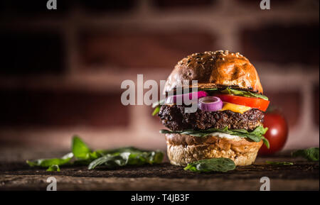 Burger de boeuf savoureux avec les feuilles d'épinards oignon Salade de tomate et de fromage Banque D'Images