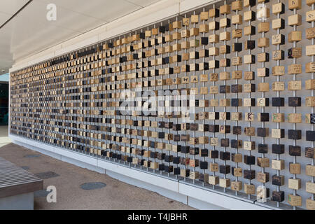 Mur de pixels , Queen Elizabeth Olympic Park, Londres, Angleterre, Royaume-Uni. Banque D'Images