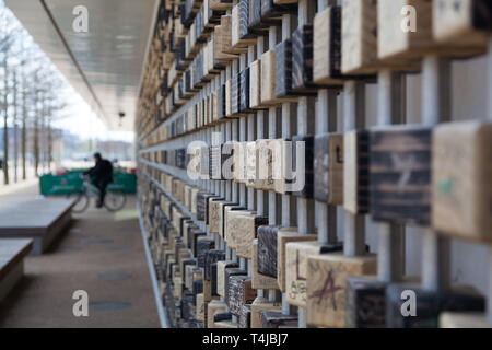 Mur de pixels , Queen Elizabeth Olympic Park, Londres, Angleterre, Royaume-Uni. Banque D'Images