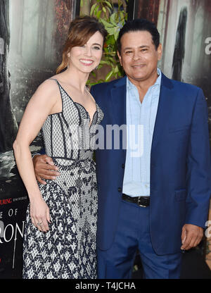 HOLLYWOOD, CA - 15 avril : Linda Cardellini (L) et Raymond Cruz arrivent à la première mondiale de la Warner Bros' 'La malédiction de La Llorona' à l'Egyptian Theatre le 15 avril 2019 à Hollywood, Californie. Banque D'Images