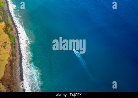 Beau paysage de la nature dans l'île de Kauai Hawaii. Voir l'Hélicoptère avion,de,top. La forêt. Les montagnes. L'océan. Afficher . Drone Banque D'Images