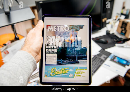 Paris, France - Apr 15, 2019 : lecture sur iPad Apple Pro News Plus journal numérique avec sur le couvercle de la cathédrale Notre-Dame en feu causant des dommages la célèbre spire à l'effondrement de la presse britannique Métro Banque D'Images