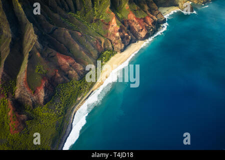 Beau paysage de la nature dans l'île de Kauai Hawaii. Voir l'Hélicoptère avion,de,top. La forêt. Les montagnes. L'océan. Afficher . Drone Banque D'Images