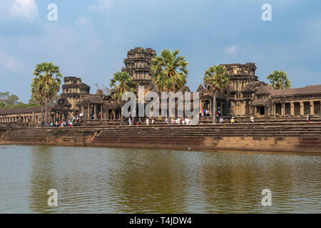 Temple d'Angkor Wat à Siem Reap, Cambodge. Les visiteurs et les touristes à ce site du patrimoine mondial de l'sont clairement visibles Banque D'Images