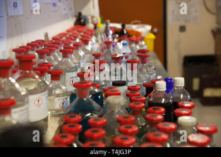 Stocker les produits chimiques dans un département des sciences de l'école. Banque D'Images