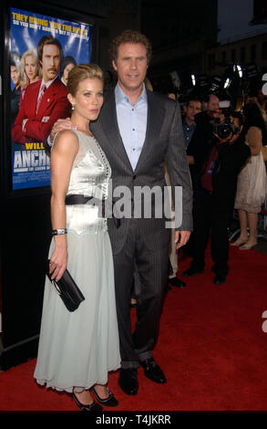LOS ANGELES, CA. 28 juin 2004 : Acteur & actrice Christina Applegate Will Ferrell au Hollywood première de leur nouveau film le présentateur. Banque D'Images