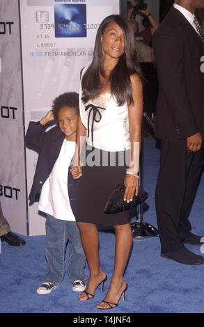 LOS ANGELES, CA. Juillet 07, 2004 : l'actrice Jada Pinkett-SMITH lors de la première mondiale, à Los Angeles, de I, Robot. Banque D'Images