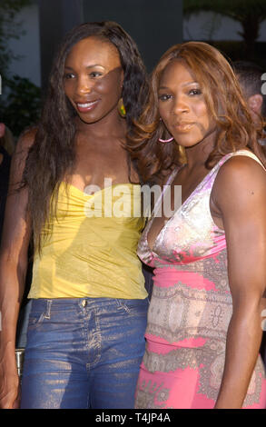 LOS ANGELES, CA. 19 juillet 2004 : Tennis stars Venus Williams (à gauche) & SERENA WILLIAMS lors de la première mondiale, à Hollywood, de Catwoman. Banque D'Images