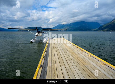 L'aquaplanage liée à l'ancien aérodrome sur l'eau en bois sur le lac Harrison dans la région de Harrison Hot Springs, en Colombie-Britannique, Canada Banque D'Images