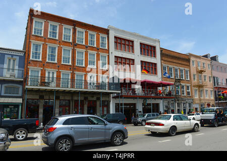 Bâtiments historiques sur Decatur Street, entre Toulouse et la rue St Louis Street dans le quartier français à la Nouvelle-Orléans, Louisiane, Etats-Unis. Banque D'Images