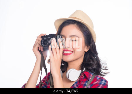 Femme voyage. Belle jeune femme asiatique meilleur à prendre des photos sur fond blanc Banque D'Images