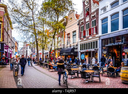 Terrasses bordent la rue commerçante animée du nom Diezerstraat dans le centre historique de la ville hanséatique de Zwolle aux Pays-Bas Banque D'Images