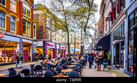 Terrasses bordent la rue commerçante animée du nom Diezerstraat dans le centre historique de la ville hanséatique de Zwolle aux Pays-Bas Banque D'Images