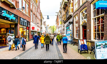 La très commerçante rue nommée Diezerstraat dans le centre de la célèbre et historique ville hanséatique de Zwolle aux Pays-Bas Banque D'Images