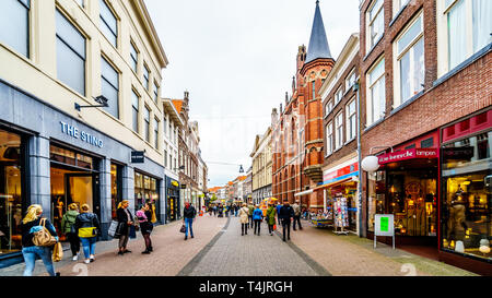 La très commerçante rue nommée Diezerstraat dans le centre de la célèbre et historique ville hanséatique de Zwolle aux Pays-Bas Banque D'Images