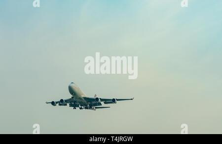 BANGKOK, THAÏLANDE - 10 janvier 2019 : Thai Airways Airlines. Avion du passager est à l'atterrissage à l'aéroport de Suvarnabhumi en Thaïlande. Airbus A330 Banque D'Images