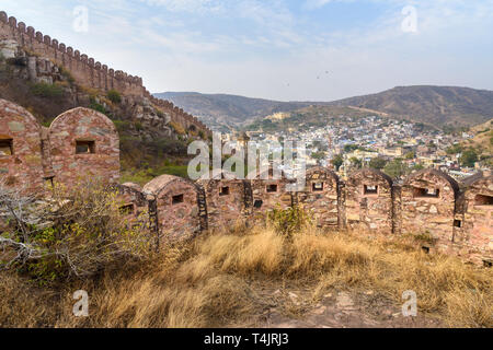 Long mur antique avec des tours autour de Fort Amber et vue sur village d'Ambre. Jaipur. Le Rajasthan. L'Inde Banque D'Images