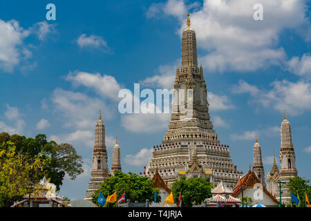 Wat Arun Ratchawararam avec beau ciel bleu et nuages blancs. Wat Arun temple bouddhiste est le monument à Bangkok, Thaïlande. L'art et de l'attraction Banque D'Images