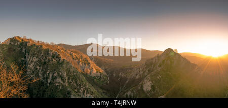 Paysage de montagne dans le matin avec la lumière du soleil. Éolienne sur le sommet de la montagne. Renouvellement de l'énergie. Concept d'énergie verte. Hill dans la saison du printemps Banque D'Images