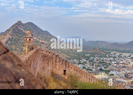 Long mur antique avec des tours autour de Fort Amber et vue sur village d'Ambre. Jaipur. Le Rajasthan. L'Inde Banque D'Images