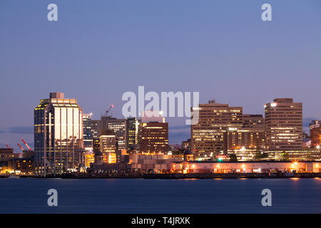 L'Halifax skyline at Dusk. Halifax, la municipalité régionale de Halifax, Nouvelle-Écosse, Canada. Banque D'Images