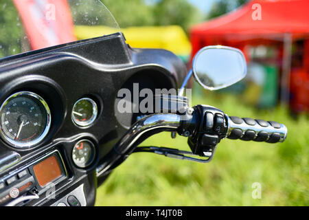 Le panneau de commande de la Harley Davidson vélo est à l'avant au festival d'été de la Russie, de la région de Koursk, Krasnoyarsk, mai 2018. La con Banque D'Images