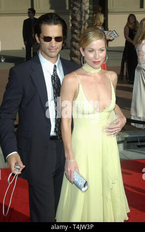 LOS ANGELES, CA. 12 septembre 2004 : l'actrice Christina Applegate & mari acteur JONATHAN SCHAECH aux 2004 Primetime Creative Arts Emmy Awards au Shrine Auditorium, Los Angeles. Banque D'Images