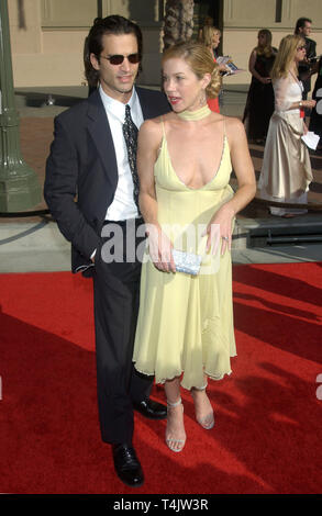 LOS ANGELES, CA. 12 septembre 2004 : l'actrice Christina Applegate & mari acteur JONATHAN SCHAECH aux 2004 Primetime Creative Arts Emmy Awards au Shrine Auditorium, Los Angeles. Banque D'Images