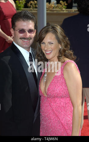 LOS ANGELES, CA. 12 septembre 2004 : l'actrice Marlee Matlin & mari KEVIN GRANDALSKI aux 2004 Primetime Creative Arts Emmy Awards au Shrine Auditorium, Los Angeles. Banque D'Images