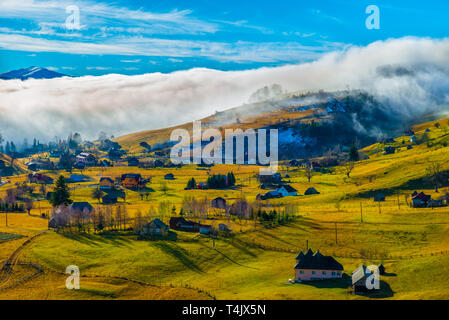 Paysage rural avec du brouillard en Sirnea - village Fundata, Transylvanie monument, Roumanie Banque D'Images