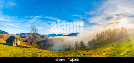 Paysage rural avec du brouillard en Sirnea - village Fundata, Transylvanie monument, Roumanie Banque D'Images