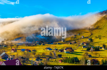 Paysage rural avec du brouillard en Sirnea - village Fundata, Transylvanie monument, Roumanie Banque D'Images