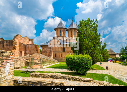 Ruines de l'ancienne forteresse médiévale (château) et de la cour royale à Targoviste monument, Roumanie Banque D'Images