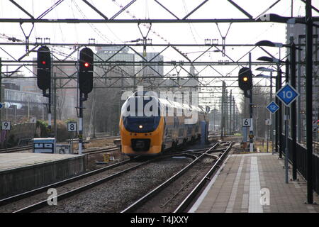 Intercity VIRM double decker train à la gare de Den Haag Laan van NOI dans les Pays-Bas Banque D'Images