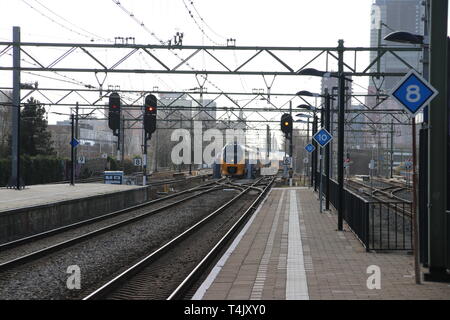 Intercity VIRM double decker train à la gare de Den Haag Laan van NOI dans les Pays-Bas Banque D'Images