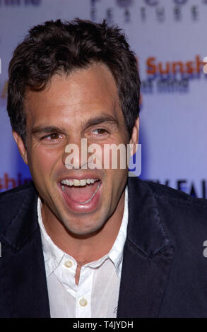 LOS ANGELES, CA. 23 septembre 2004 : l'acteur Mark Ruffalo au party de lancement de DVD, à Los Angeles, pour son film Eternal Sunshine of the Spotless Mind. Banque D'Images