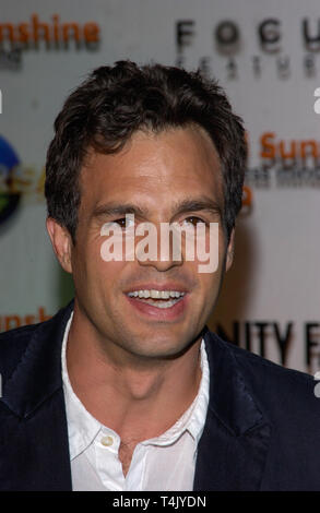 LOS ANGELES, CA. 23 septembre 2004 : l'acteur Mark Ruffalo au party de lancement de DVD, à Los Angeles, pour son film Eternal Sunshine of the Spotless Mind. Banque D'Images